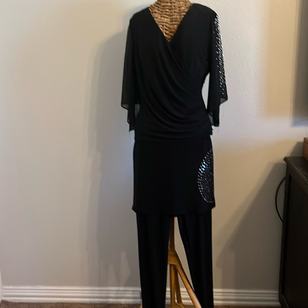 Blouse, skirt with attached leggings,hat,shoulder bag & heels